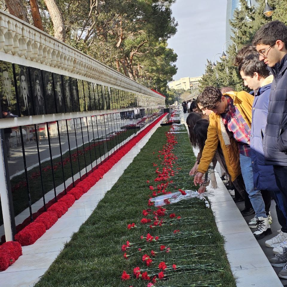 Tələbələrimiz Şəhidlər Xiyabanını ziyarət ediblər.